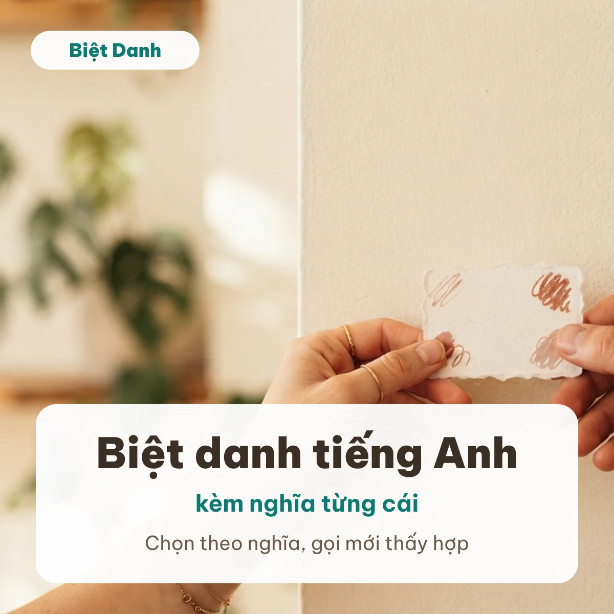 Hai bàn tay cầm tấm thẻ giấy viết tay, minh hoạ biệt danh tiếng Anh hay có kèm nghĩa